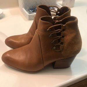Also ankle boots